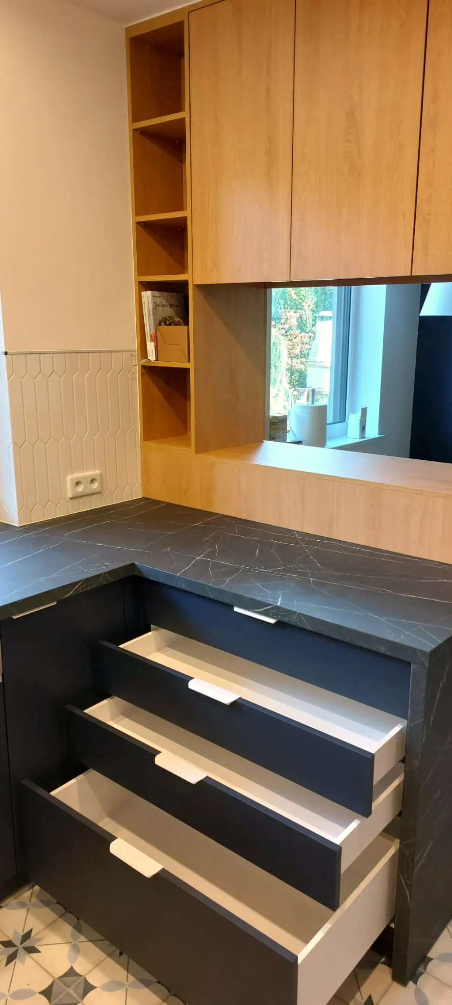 Kuchnia z niebieskimi frontami Egger – zdjęcie 7 z 8