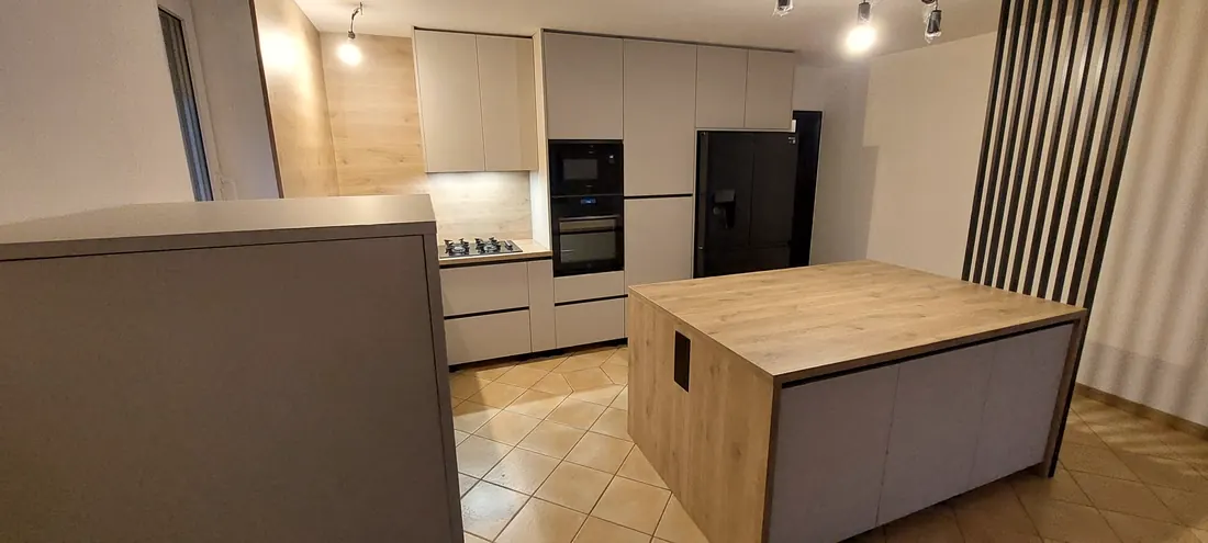 Kuchnia z wyspą i ścianką z czarnych lameli – zdjęcie 4 z 11