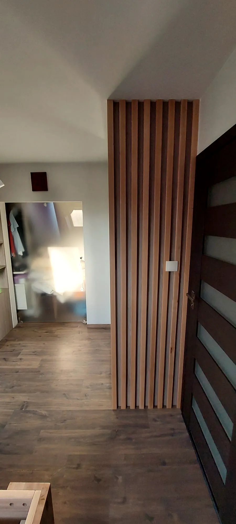 Sypialnie na poddaszu i przedpokój z lamelami – zdjęcie 7 z 7