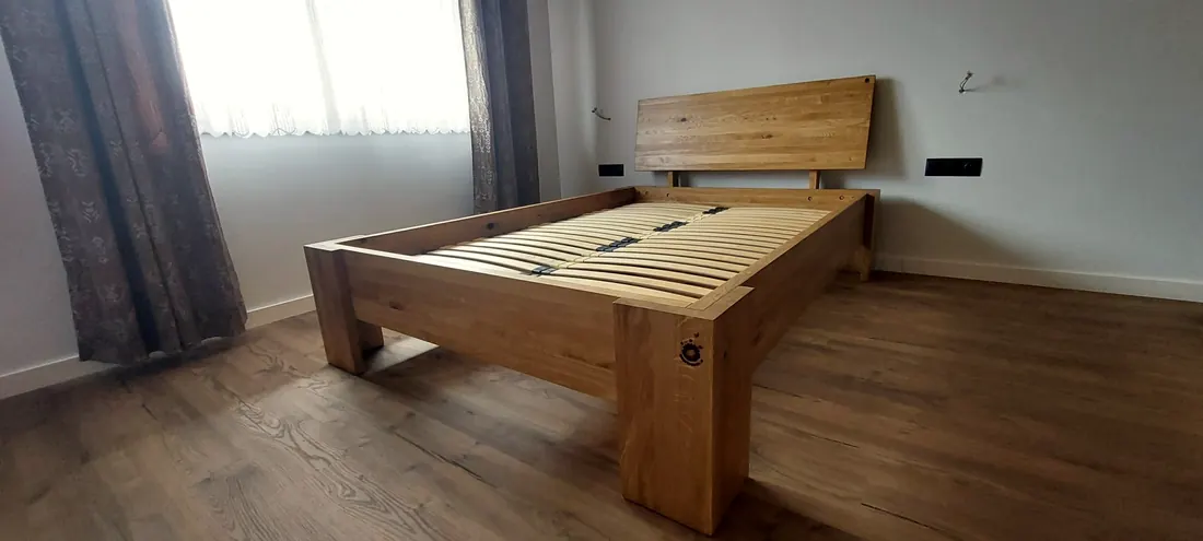 Łóżko z litego drewna z zagłówkiem – zdjęcie 2 z 4